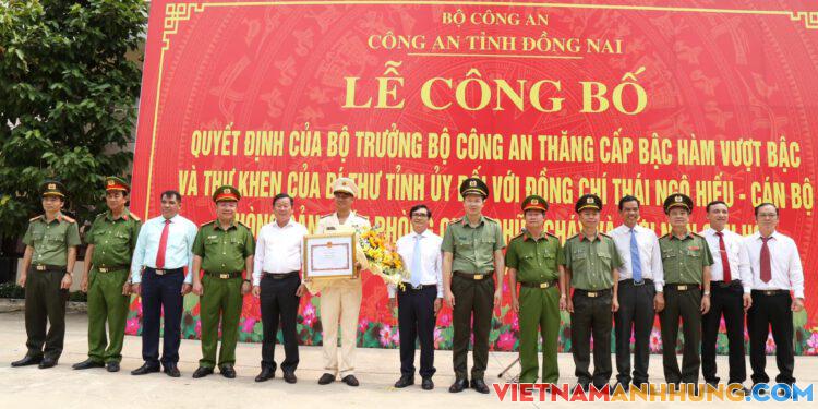 Công bố và trao Quyết định của Bộ trưởng Bộ Công an về việc thăng cấp hàm trước niên hạn đối với đồng chí Thái Ngô Hiếu
