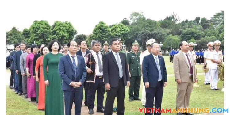 Gia Lai: Trang trọng tổ chức Lễ Thượng cờ nhân kỷ niệm 132 năm Ngày sinh Chủ tịch Hồ Chí Minh