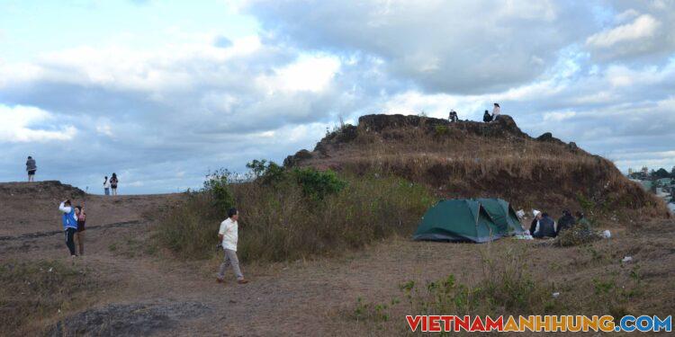 Núi Đá hút khách đến ngắm cảnh, check-in