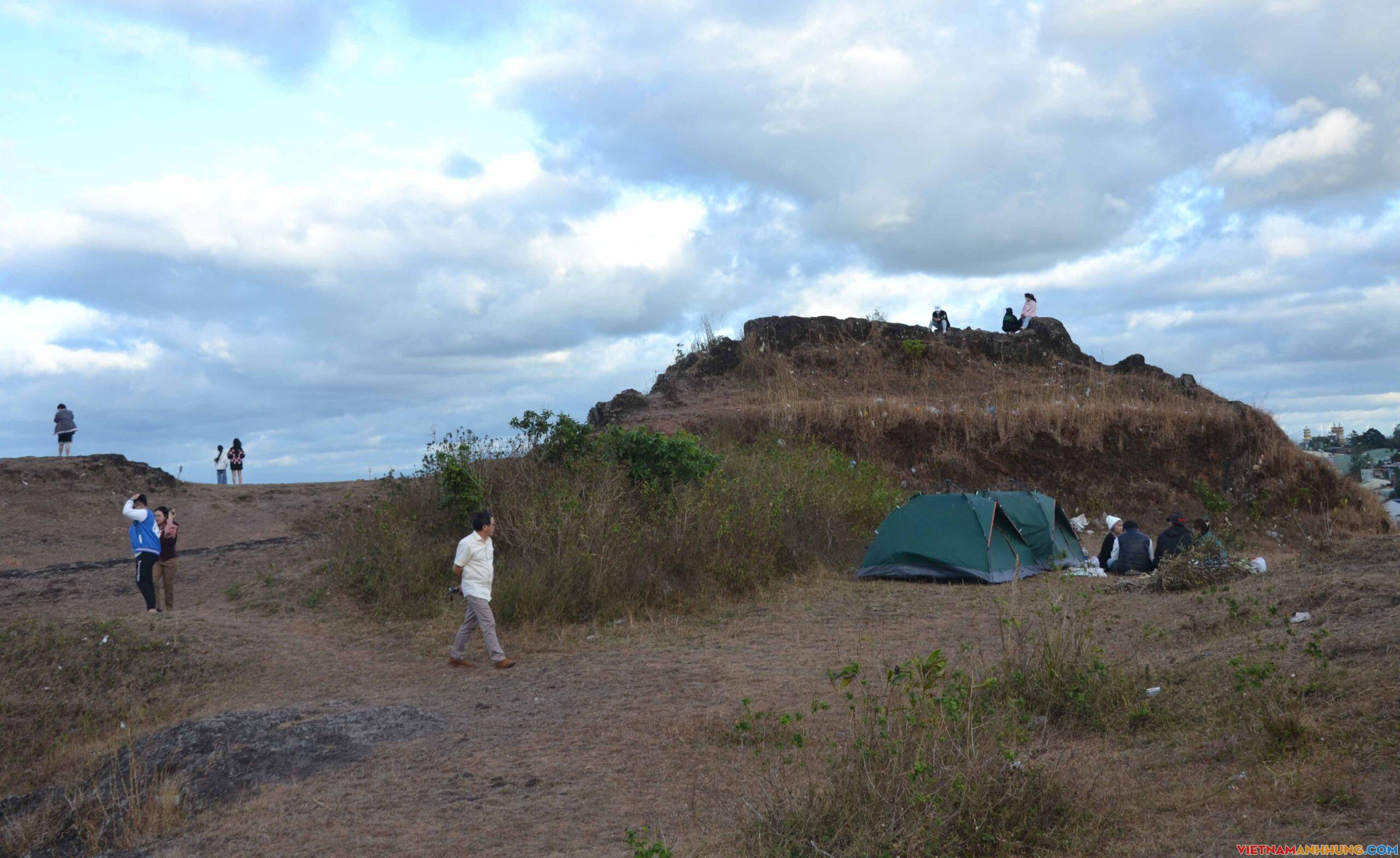 Núi Đá hút khách đến ngắm cảnh, check-in