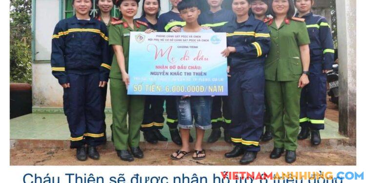 Phụ nữ Công an tỉnh Gia Lai nhận đỡ đầu cậu bé mồ côi cha mẹ