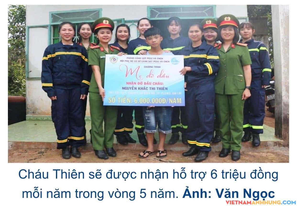 Phụ nữ Công an tỉnh Gia Lai nhận đỡ đầu cậu bé mồ côi cha mẹ