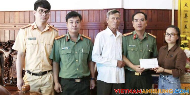 Trao tiền trợ cấp từ Quỹ nghĩa tình đồng đội CAND cho thân nhân CBCS gặp nạn qua đời nhân ngày Gia đình Việt Nam 28/6