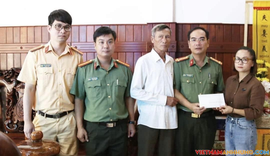 Trao tiền trợ cấp từ Quỹ nghĩa tình đồng đội CAND cho thân nhân CBCS gặp nạn qua đời nhân ngày Gia đình Việt Nam 28/6