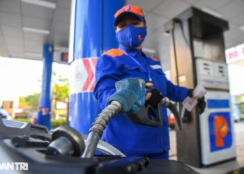 Giá xăng dầu tăng mạnh lần thứ 6 liên tiếp, xô đổ mọi kỷ lục