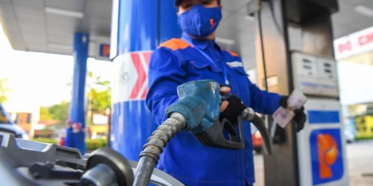 Giá xăng dầu tăng mạnh lần thứ 6 liên tiếp, xô đổ mọi kỷ lục