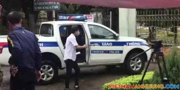 Công an huyện Chư Sê hỗ trợ thí sinh đến điểm thi kịp giờ