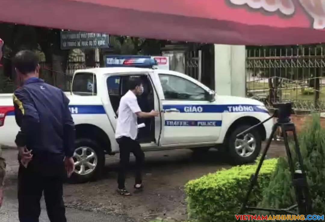 Công an huyện Chư Sê hỗ trợ thí sinh đến điểm thi kịp giờ