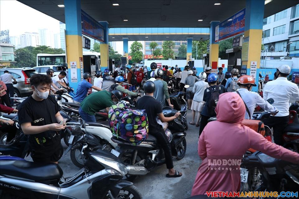 Giá xăng giảm 3.600 đồng mỗi lít