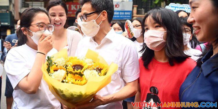 Phó Thủ tướng Vũ Đức Đam chúc mừng các thí sinh hoàn thành thi môn văn