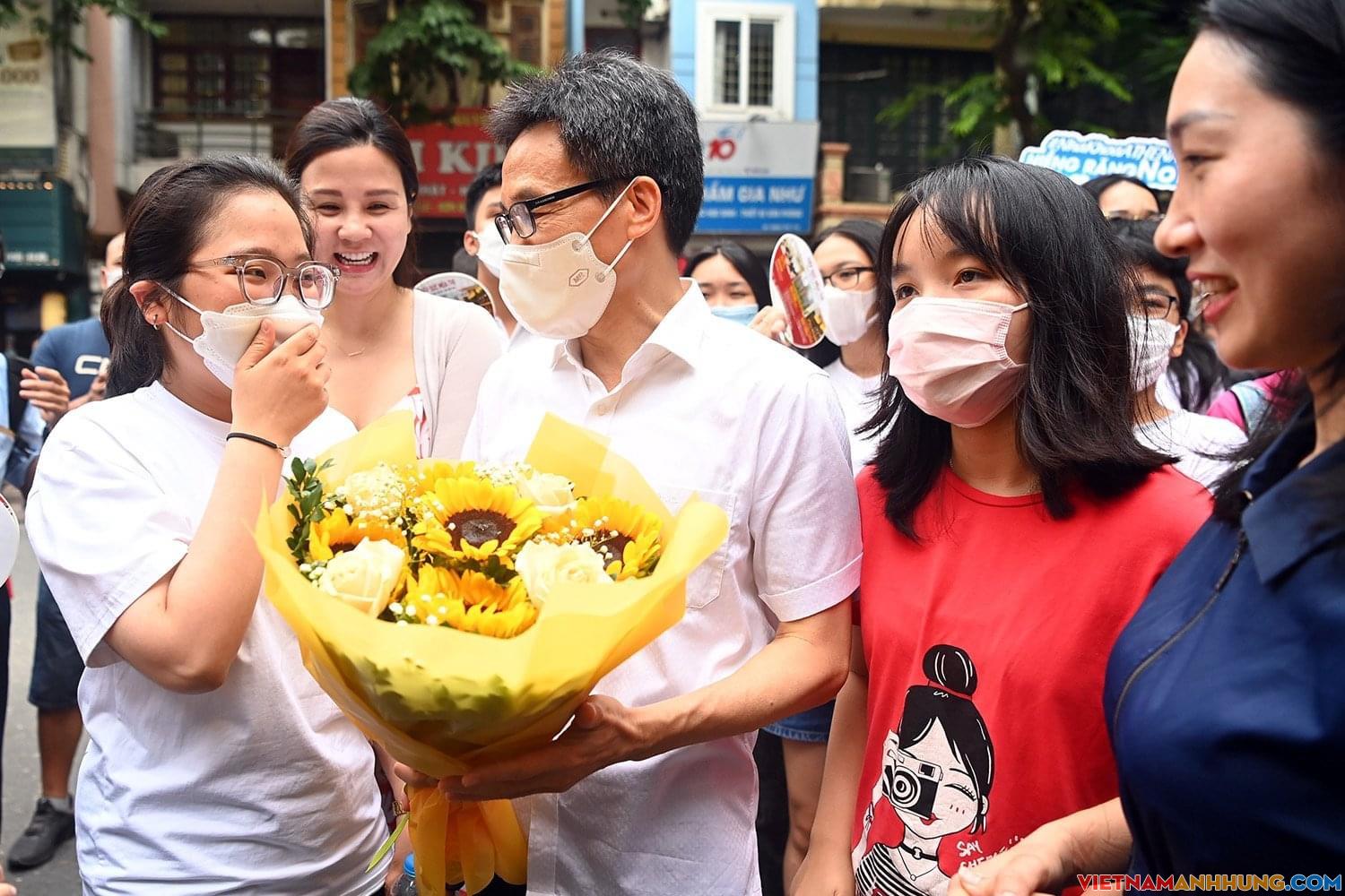 Phó Thủ tướng Vũ Đức Đam chúc mừng các thí sinh hoàn thành thi môn văn