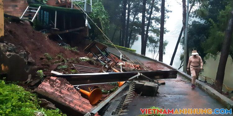 Pleiku: Mưa lớn làm sập nhiều đoạn tường rào của Công viên Diên Hồng