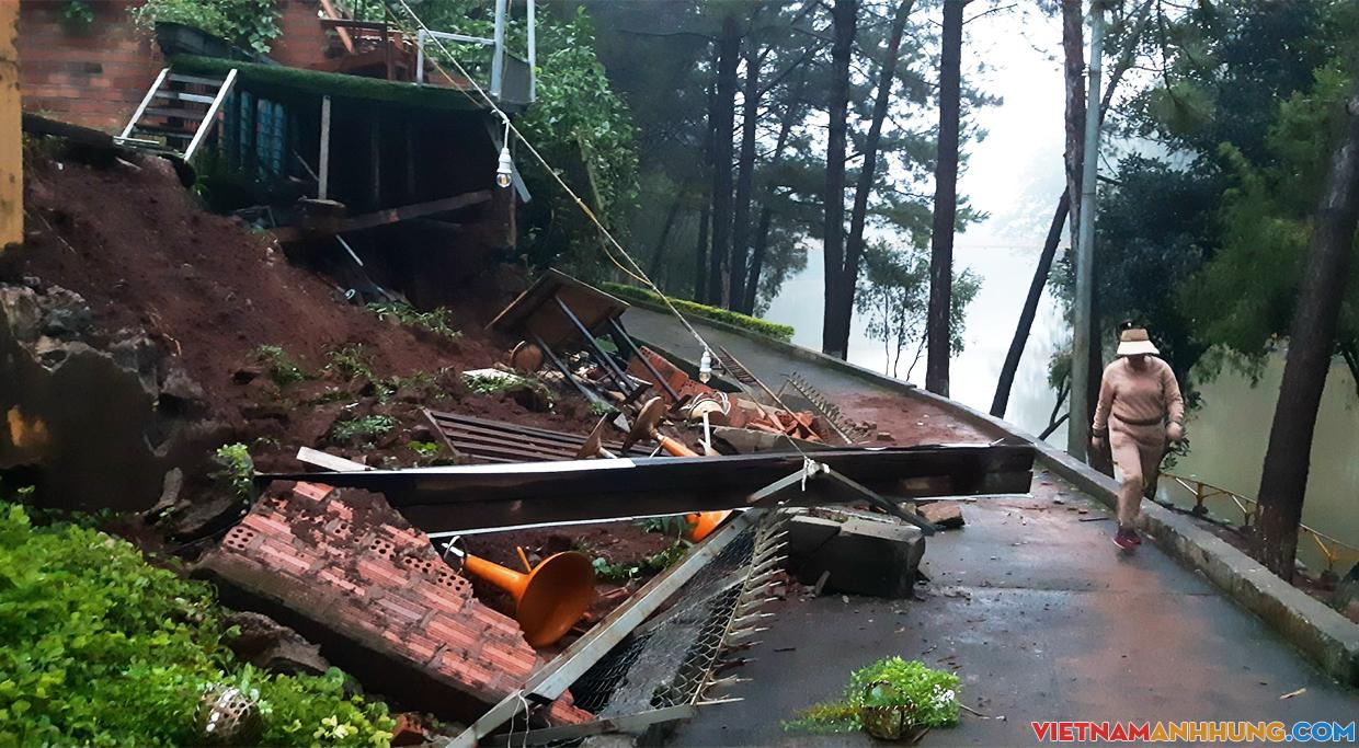 Pleiku: Mưa lớn làm sập nhiều đoạn tường rào của Công viên Diên Hồng