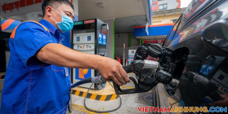 Giá xăng giảm, giá dầu tăng vọt: Điều chưa từng xảy ra