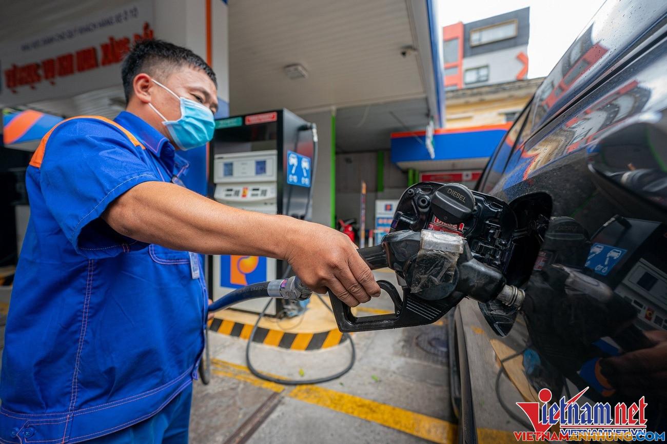 Giá xăng giảm, giá dầu tăng vọt: Điều chưa từng xảy ra