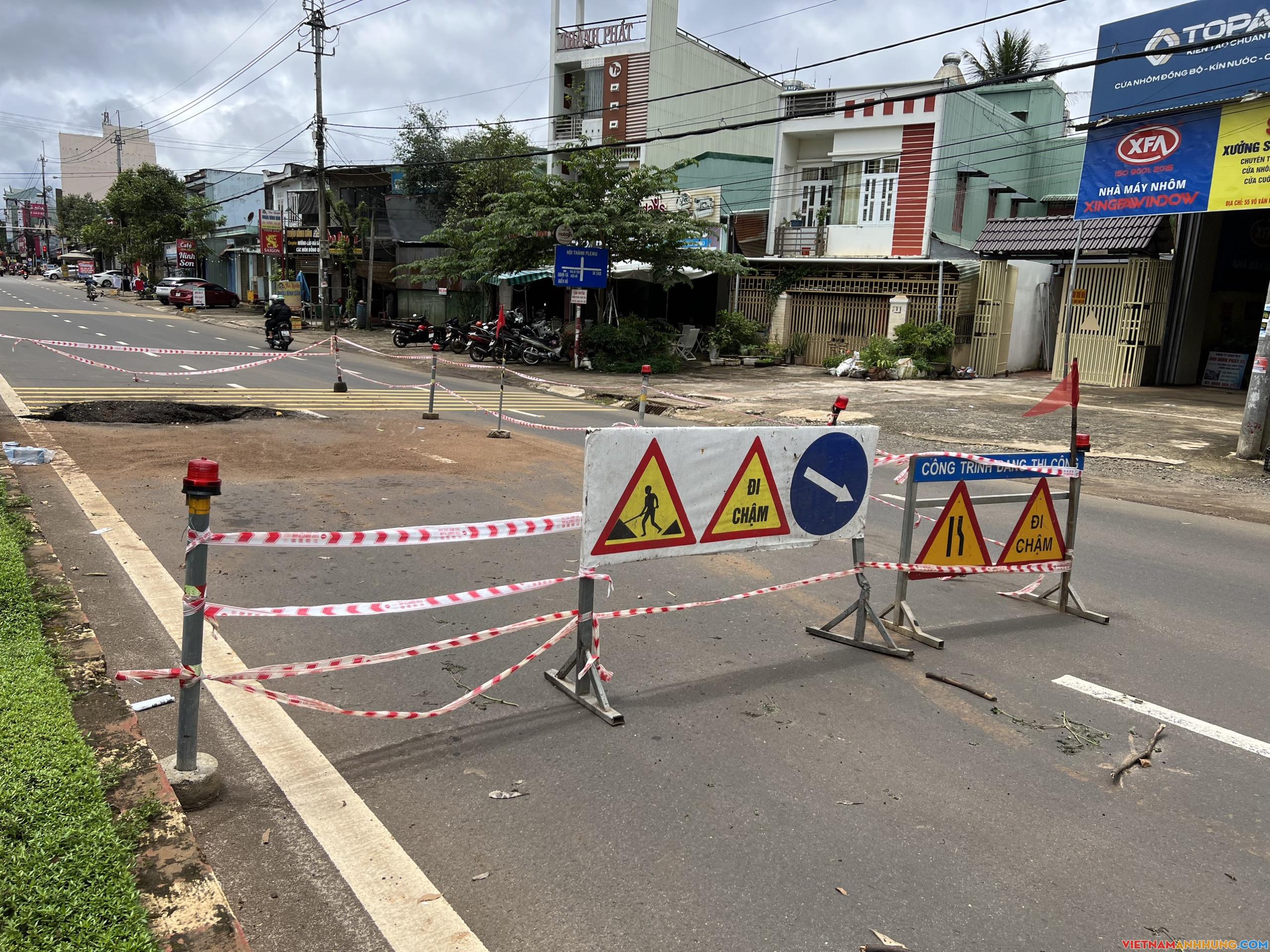 Pleiku: Hố tử thần trên đường Võ Văn Kiệt vẫn chưa được khắc phục, xử lý