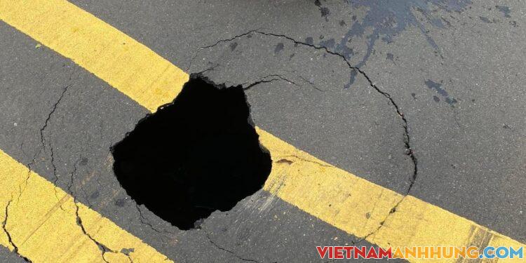 Cảnh báo nguy hiểm: Xuất hiện hố sụp cống trên đường