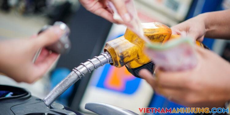 Giá xăng lần thứ ba giảm mạnh, giá dầu giảm 1.650 đồng/lít