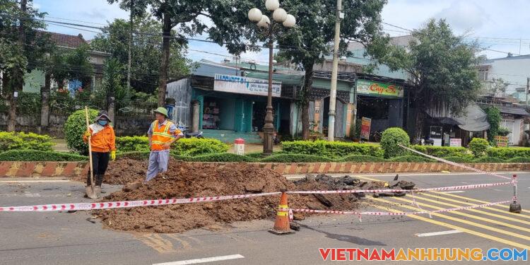 Pleiku: Kịp thời sửa chữa “hố tử thần” trên đường Võ Văn Kiệt