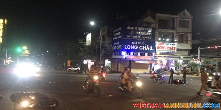 Pleiku: Đang dừng đèn đỏ, 3 xe máy bị ô tô tông từ phía sau