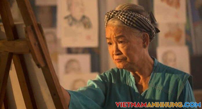 Nữ họa sĩ đặc biệt Đặng Ái Việt đang rong ruổi xe máy trong hành trình vẽ chân dung Mẹ Việt Nam Anh hùng ở Gia Lai