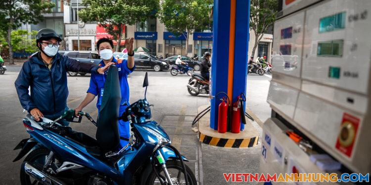 Giá xăng giảm nhẹ sau 4 lần tăng liên tiếp