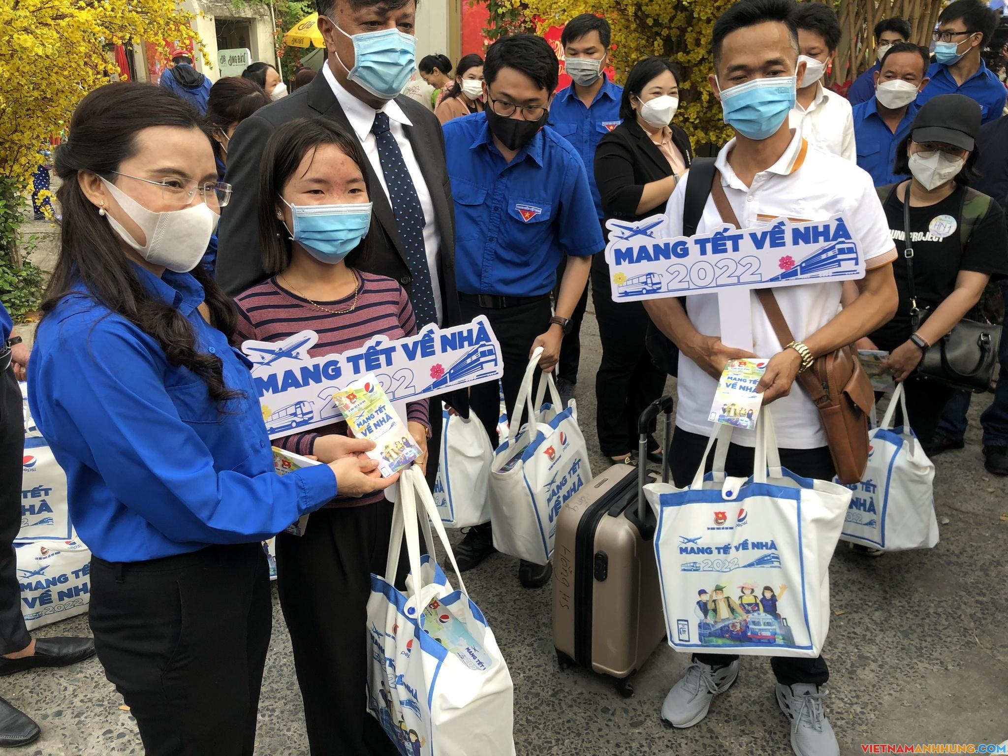 Hơn 4.000 vé xe, máy bay miễn phí cho sinh viên, người lao động về quê đón Tết