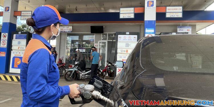 Chiều 21-12, giá xăng tiếp tục giảm lần thứ 4 liên tiếp