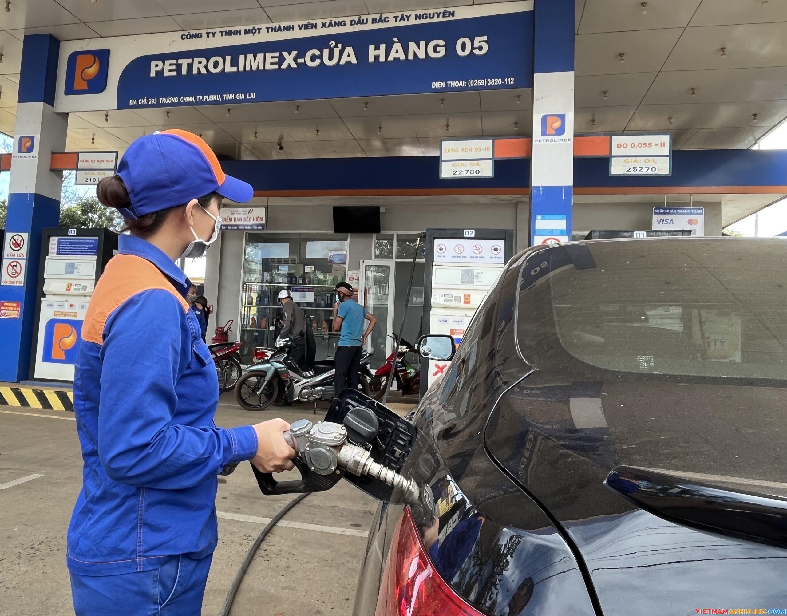 Chiều 21-12, giá xăng tiếp tục giảm lần thứ 4 liên tiếp