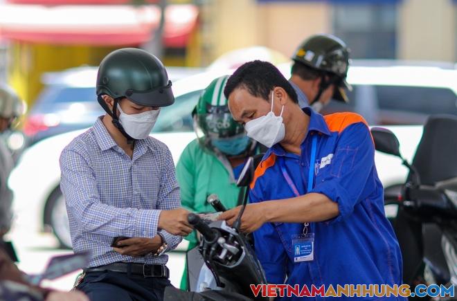 Giá xăng, dầu giảm hơn 1.000 đồng mỗi lít