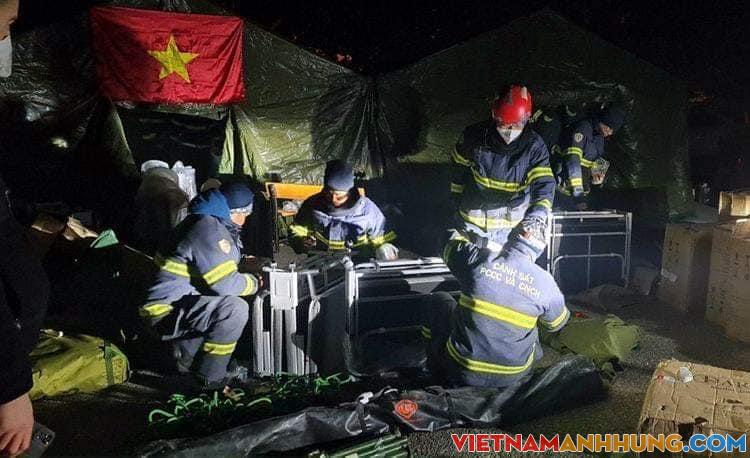 HÌNH ẢNH CÁC CHIẾN SĨ VIỆT NAM NỖ LỰC CỨU HỘ TÌM KIẾM NẠN NHÂN TẠI THỔ NHĨ KỲ