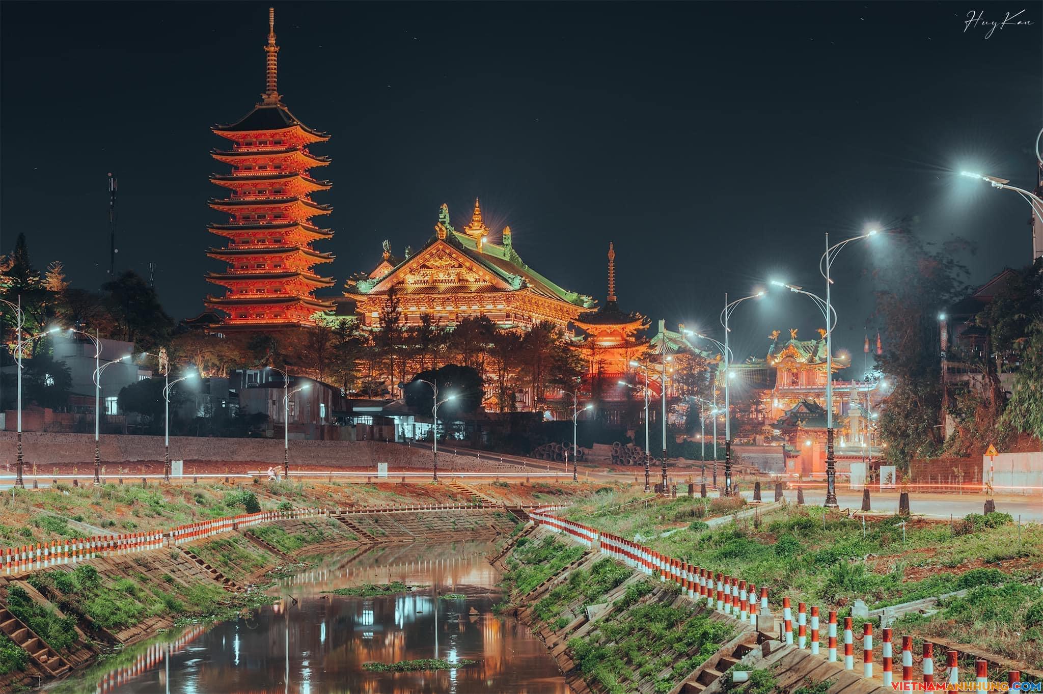 Chùa Minh Thành lung linh khi về đêm