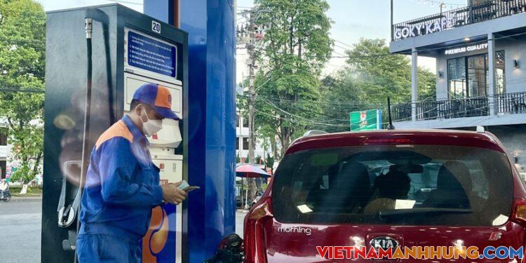 Chiều 13-2, giá xăng đồng loạt tăng, RON95 ở mức 23.760 đồng/lít