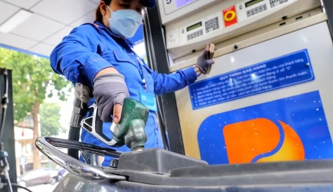Giá xăng giảm tiếp hơn 1.300 đồng/lít, về vùng giá năm 2021