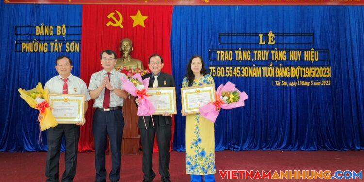 Pleiku: 126 đảng viên nhận Huy hiệu Đảng đợt 19-5-2023