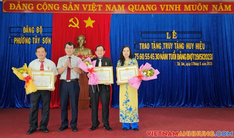 Pleiku: 126 đảng viên nhận Huy hiệu Đảng đợt 19-5-2023