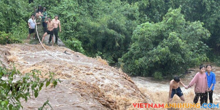 Chư Pưh: Cứu hộ an toàn 4 cháu bé mắc kẹt giữa dòng nước dữ