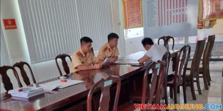 Tước bằng lái tài xế để trẻ em ngồi trên nóc xe hơi