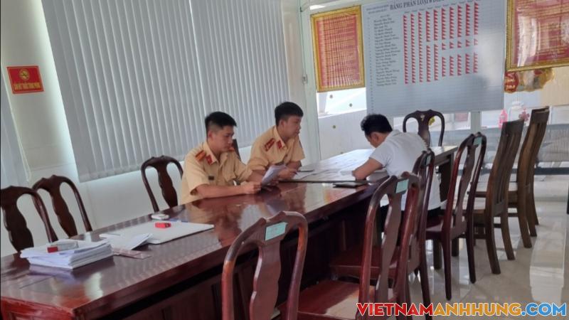 Tước bằng lái tài xế để trẻ em ngồi trên nóc xe hơi
