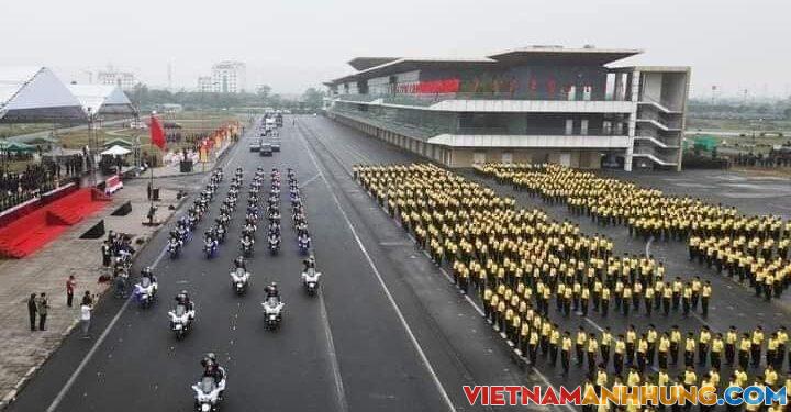 Lần đầu tiên hơn 100 xe của lực lượng Cảnh sát cơ động phô diễn sức mạnh