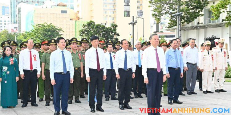 Tổng Bí thư, Chủ tịch nước Tô Lâm cùng Đoàn đại biểu dâng hoa, báo công lên Chủ tịch Hồ Chí Minh