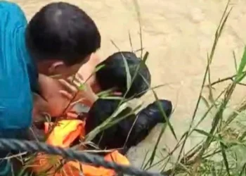 Thanh niên bị lũ cuốn trôi, mắc kẹt giữa sông suốt 9 ngày