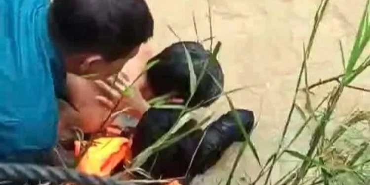 Thanh niên bị lũ cuốn trôi, mắc kẹt giữa sông suốt 9 ngày